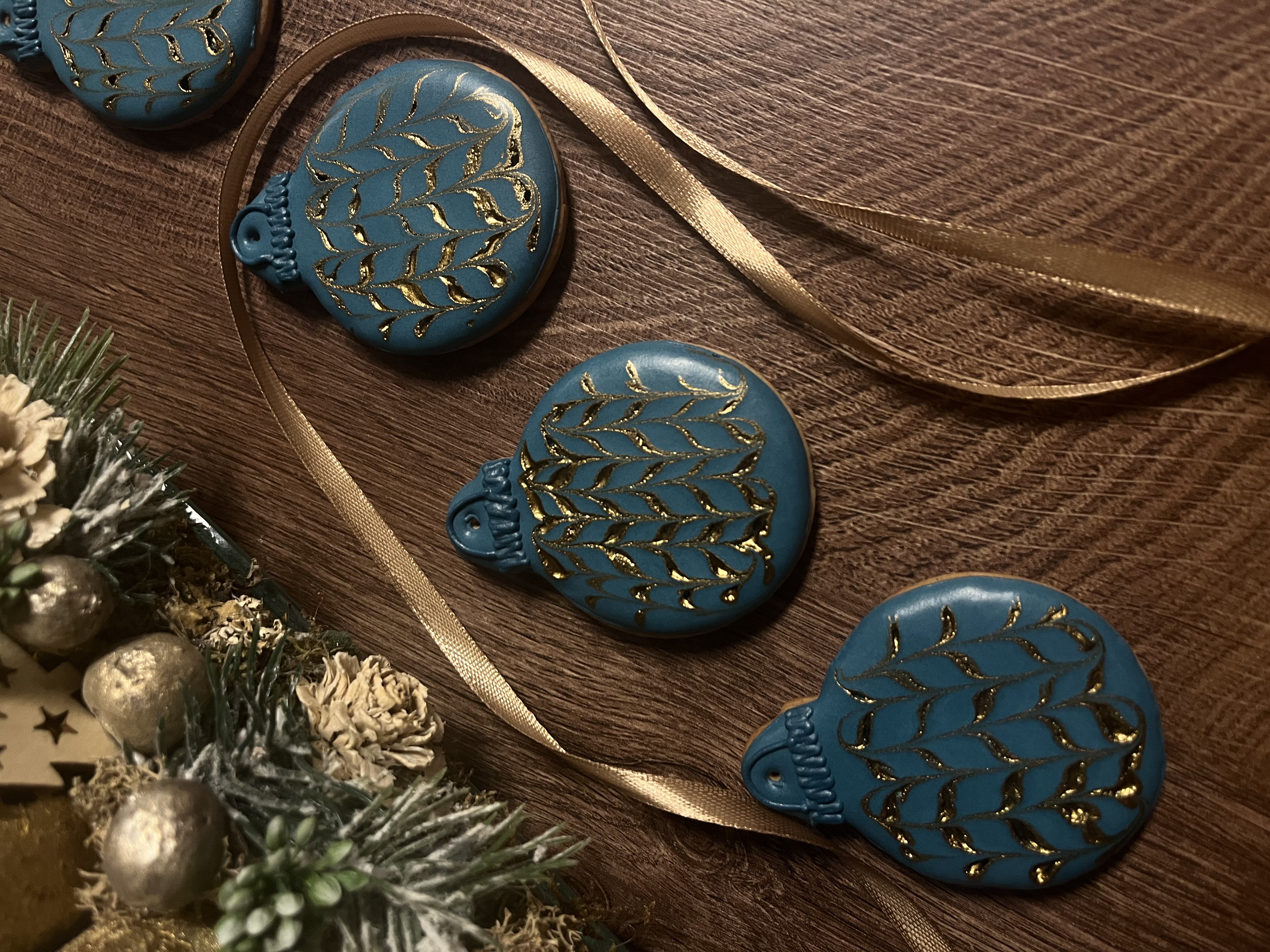 Kék-arany mézeskalács gömb-dísz